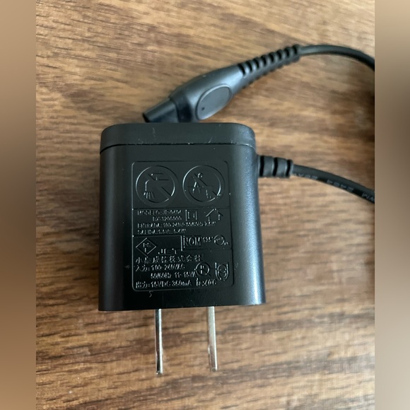 ac dc adapter Hq8505 Model 15001000 Input 15v -5.4w - Picture 3 of 5